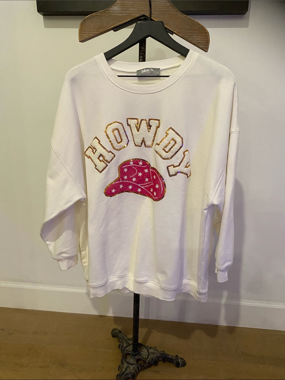 Unknown Brand White Sweatshirt with Pink Cowboy Hat "Howdy"